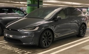 Un prototipo de preproducción del Tesla Model X Plaid cazado al desnudo en la calle