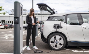 Bosch presenta su nuevo cable de carga universal para coches eléctricos