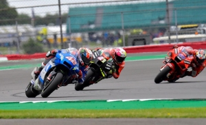 Ducati está «unos cinco pasos por delante» de Suzuki, según Álex Rins