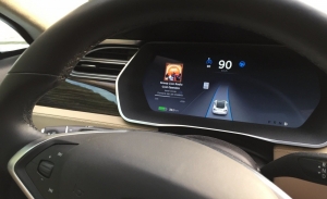 El doble filo de la conducción semiautónoma con Tesla Autopilot: distrae más a los conductores