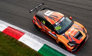 Mikel Azcona utiliza el 'parón' de WTCR para acariciar el título del TCR Europe