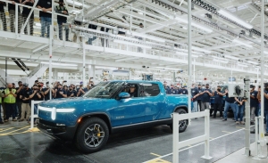 Los primeros Rivian R1T Launch Edition salen al fin de la cadena de montaje