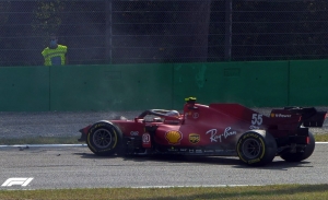 Vídeo: fuerte accidente de Sainz, ¿podrá reparar Ferrari a tiempo para el sprint?