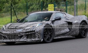 El nuevo Chevrolet Corvette E-Ray pierde camuflaje en las cercanías de Nürburgring
