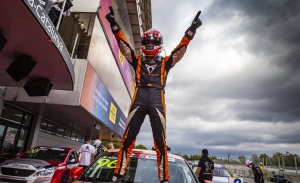 La constancia de Mikel Azcona le vale para ser bicampeón del TCR Europe