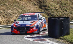 Jean-Karl Vernay gana en Pau-Arnos y se mete en la lucha por el WTCR