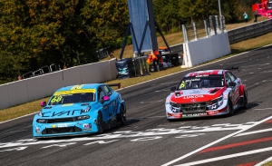 El líder Yann Ehrlacher 'cambia' de rivales al paso del WTCR por Pau-Arnos