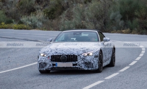 Nuevas fotos espía del Mercedes SL 53 PHEV 2023 revelan el enchufe de carga