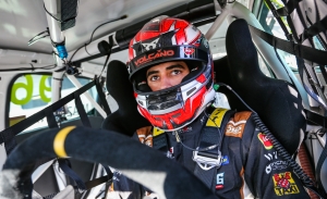 Mikel Azcona logra una memorable pole en Most para soñar con el WTCR