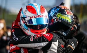 Néstor Girolami lidera el doblete de Honda en la primera manga de Most