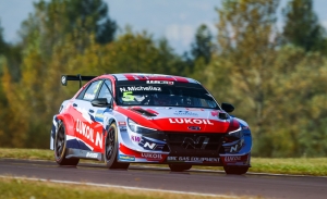 Norbert Michelisz 'le roba' el triunfo a Mikel Azcona en Most con un toque