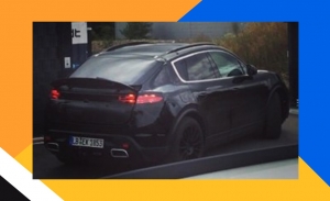 El Porsche Macan EV 2022 se deja ver, esta vez recargando su batería