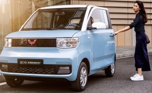 China - Septiembre 2021: El pequeño eléctrico Hongguang Mini EV roza la victoria