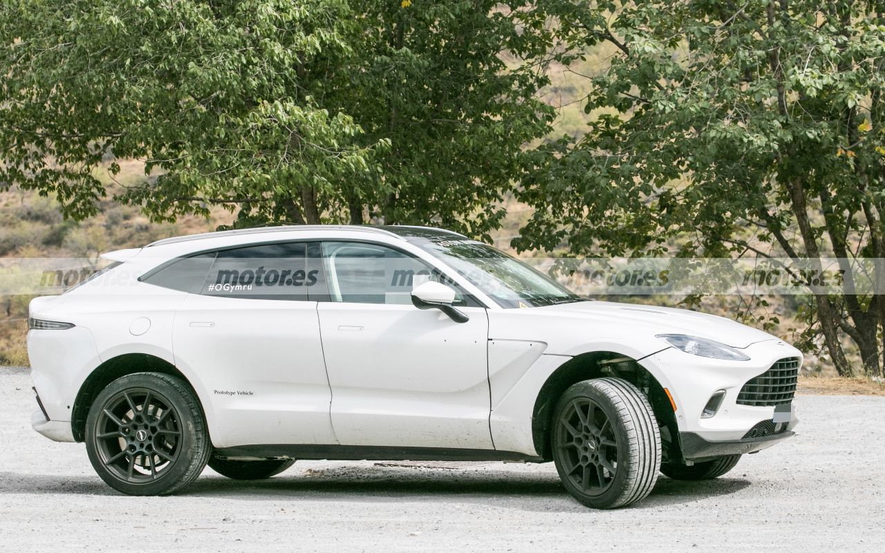 aston-martin-dbx-mhev-fotos-espia-202181761-1636547767_9.jpg