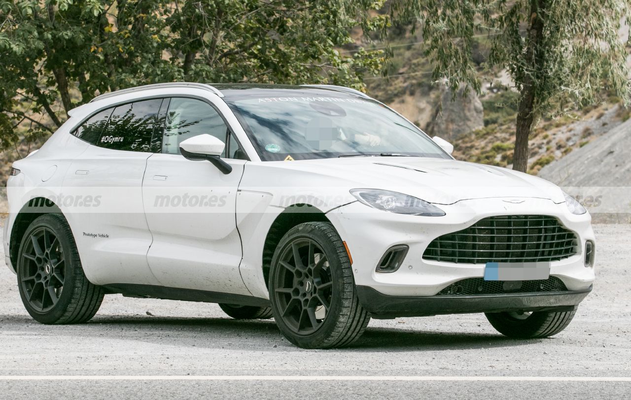 aston-martin-dbx-mhev-fotos-espia-202181761-1636547772_13.jpg