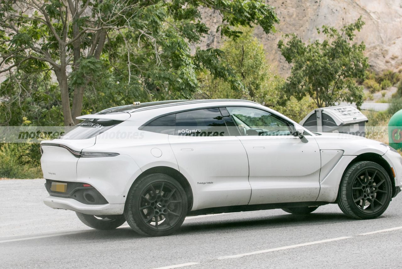 aston-martin-dbx-mhev-fotos-espia-202181761-1636547773_14.jpg