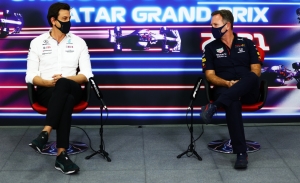 McLaren ve excesiva la guerra de insultos entre Mercedes y Red Bull