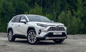 Rusia - Octubre 2021: Gran desempeño del Toyota RAV4
