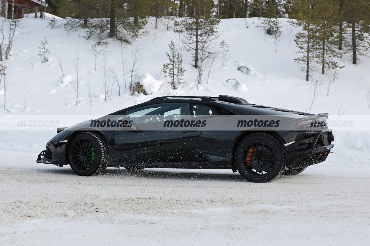 lamborghini-huracan-sterrato-2023-fotos-espia-202284253-1642615312_9.jpg