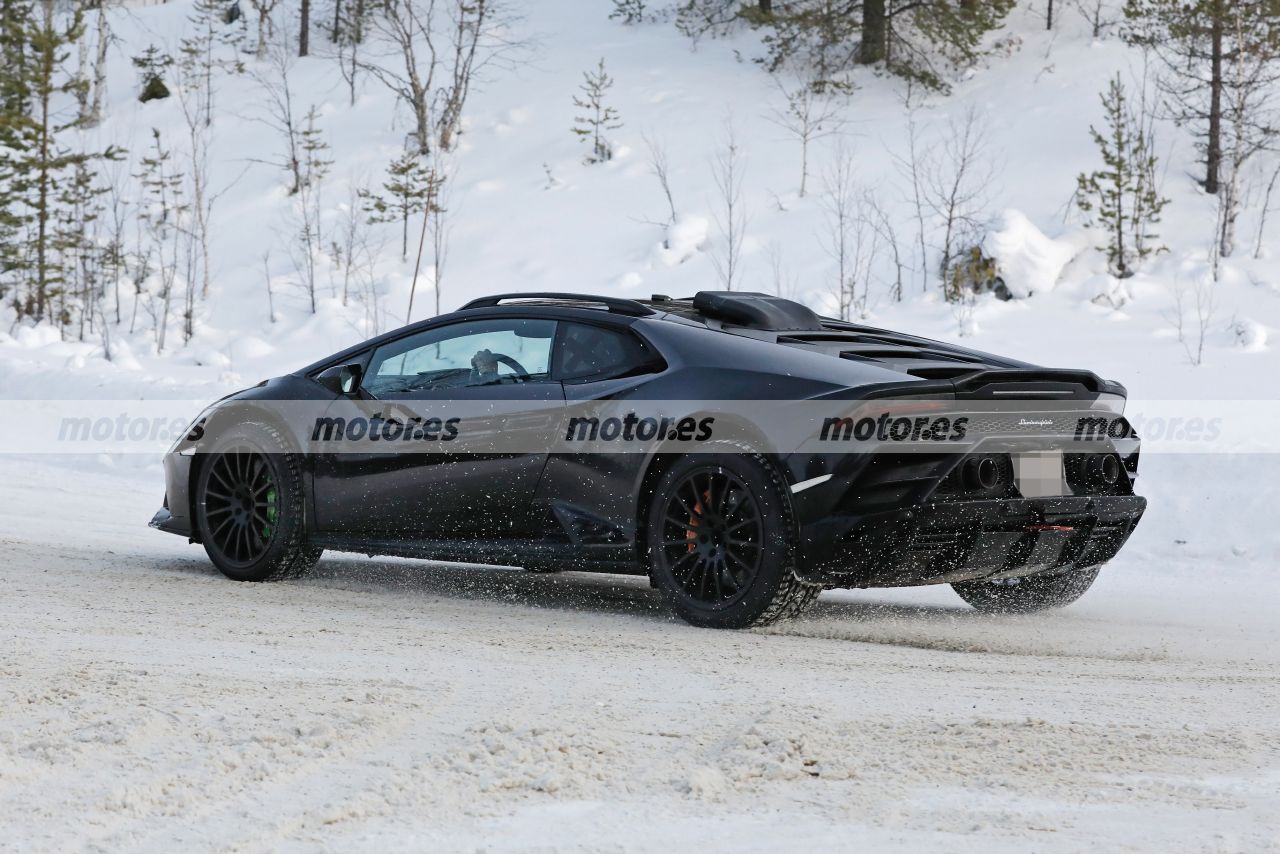 lamborghini-huracan-sterrato-2023-fotos-espia-202284253-1642615313_10.jpg