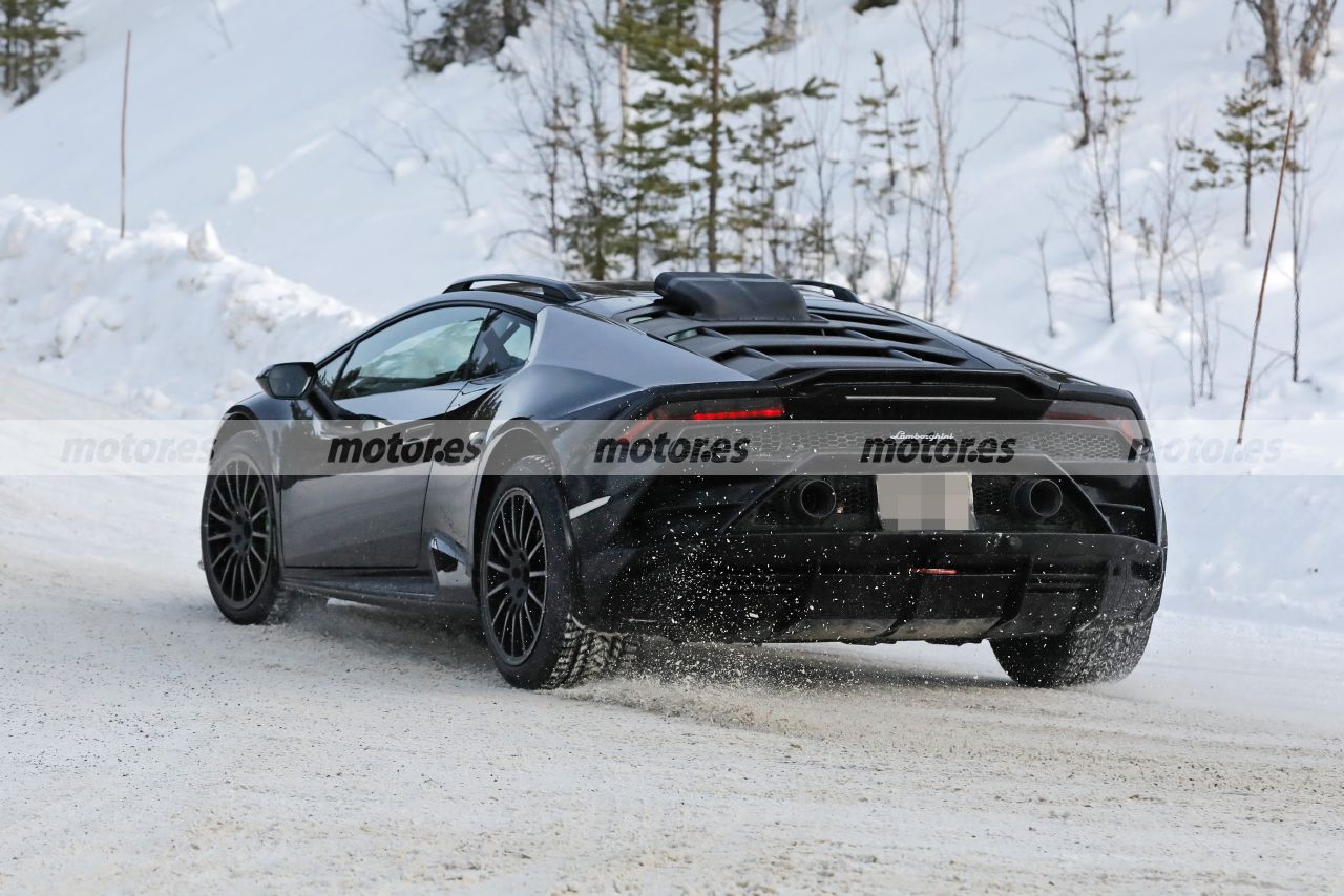 lamborghini-huracan-sterrato-2023-fotos-espia-202284253-1642615314_11.jpg