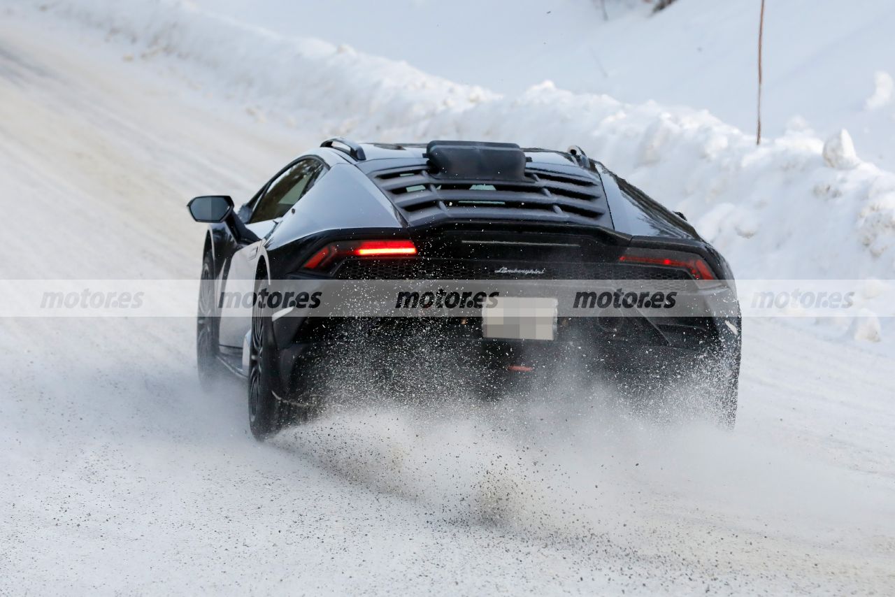 lamborghini-huracan-sterrato-2023-fotos-espia-202284253-1642615317_13.jpg