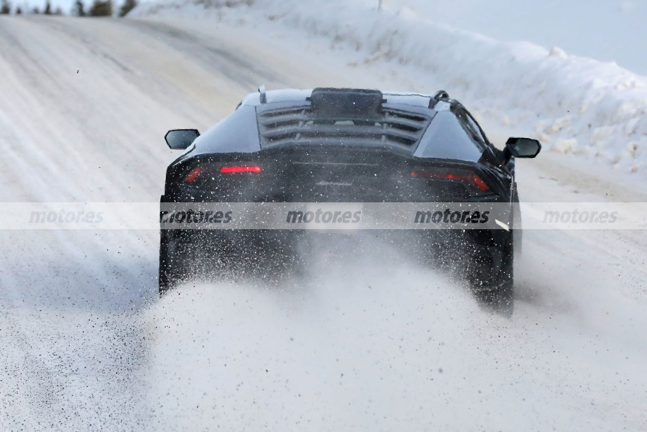 lamborghini-huracan-sterrato-2023-fotos-espia-202284253-1642615318_14.jpg