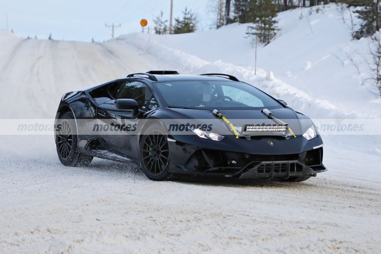 lamborghini-huracan-sterrato-2023-fotos-espia-202284253-1642615322_18.jpg