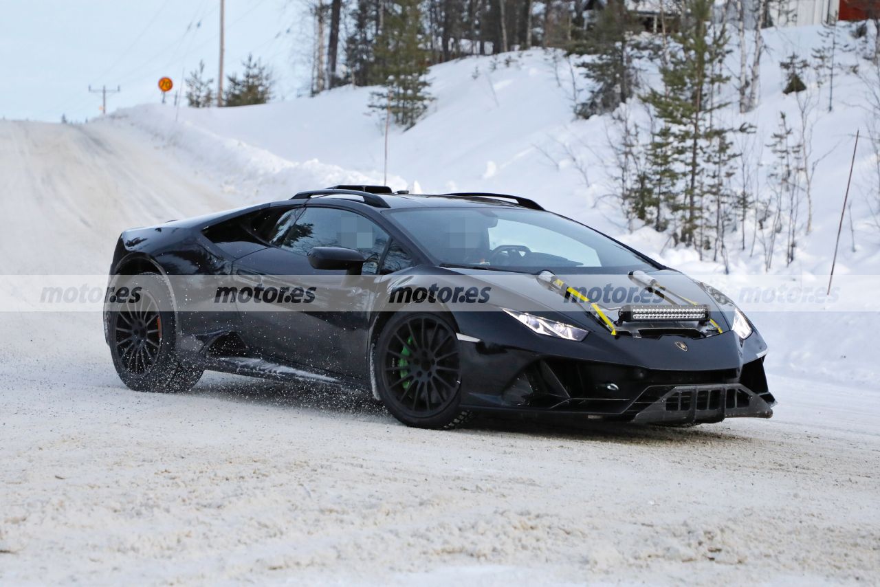 lamborghini-huracan-sterrato-2023-fotos-espia-202284253-1642615324_19.jpg