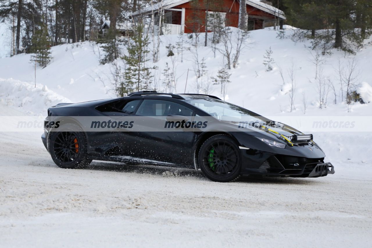 lamborghini-huracan-sterrato-2023-fotos-espia-202284253-1642615325_20.jpg