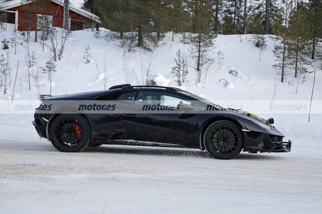 lamborghini-huracan-sterrato-2023-fotos-espia-202284253-1642615326_21.jpg