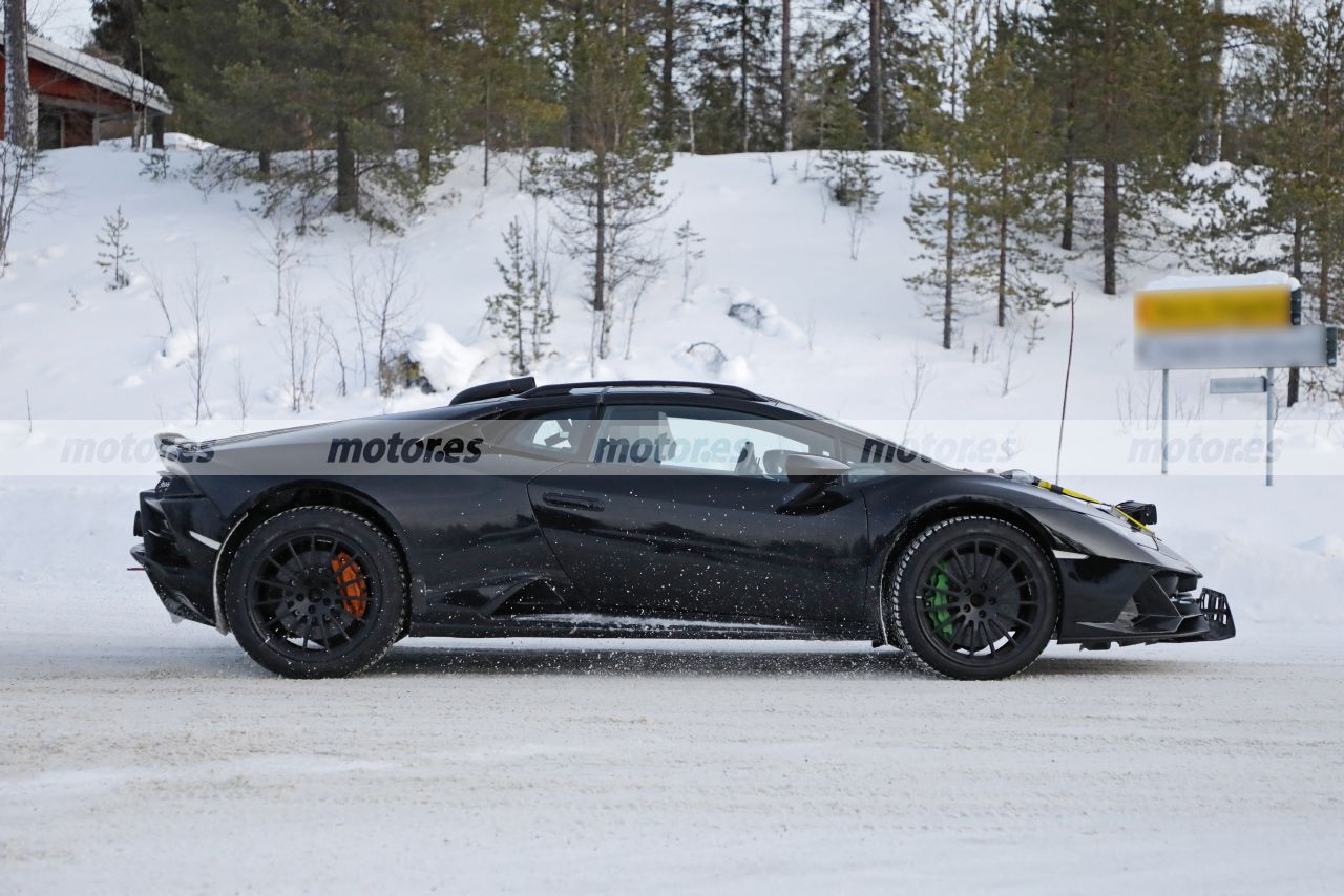 lamborghini-huracan-sterrato-2023-fotos-espia-202284253-1642615327_22.jpg