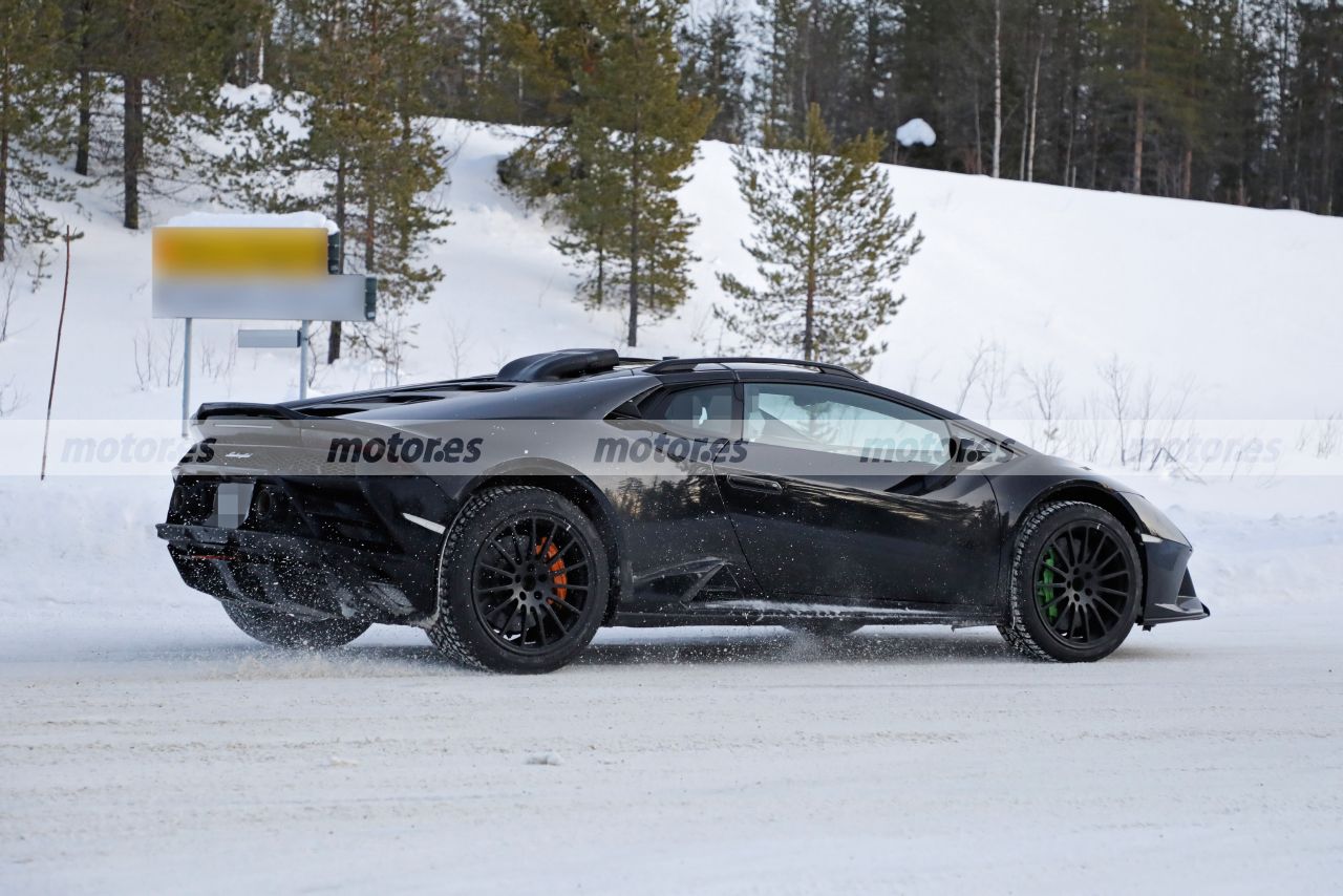 lamborghini-huracan-sterrato-2023-fotos-espia-202284253-1642615329_24.jpg