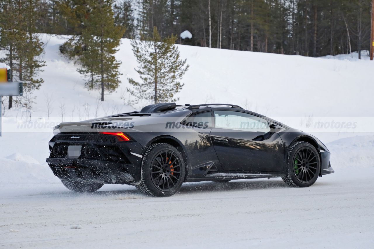 lamborghini-huracan-sterrato-2023-fotos-espia-202284253-1642615330_25.jpg