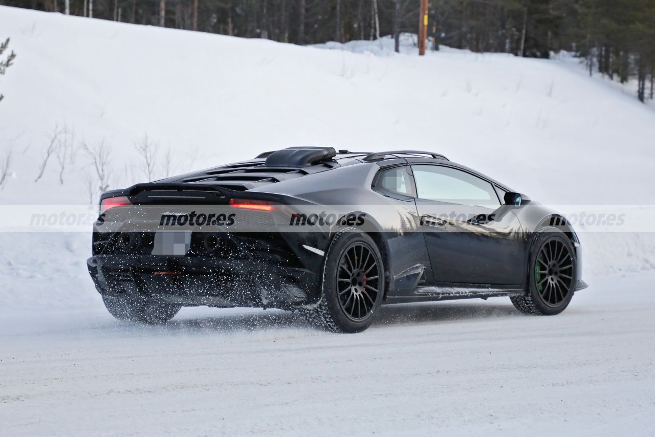 lamborghini-huracan-sterrato-2023-fotos-espia-202284253-1642615331_26.jpg