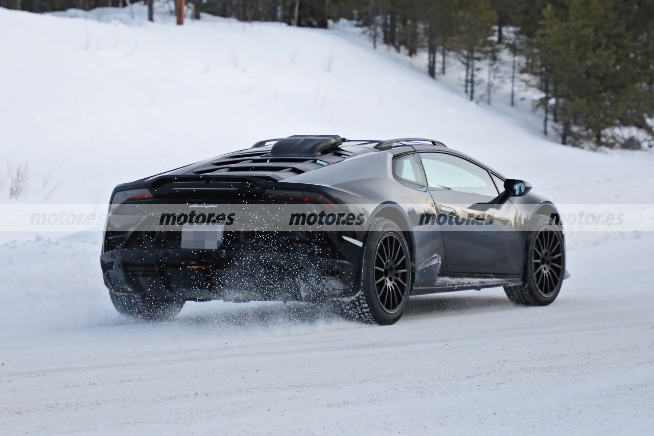 lamborghini-huracan-sterrato-2023-fotos-espia-202284253-1642615332_27.jpg