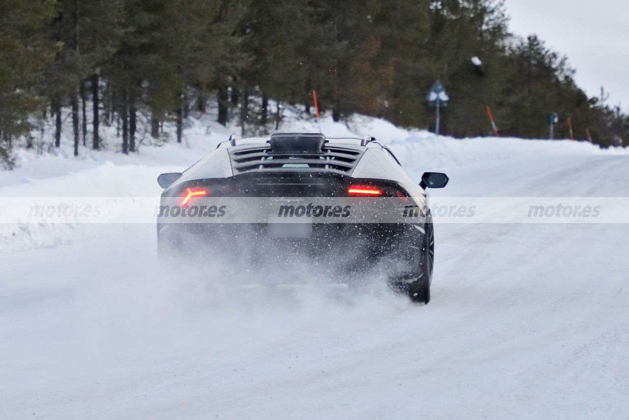 lamborghini-huracan-sterrato-2023-fotos-espia-202284253-1642615336_30.jpg
