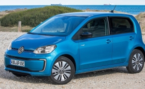 Alemania - Diciembre 2021: El Volkswagen up! sorprende y el Golf lidera