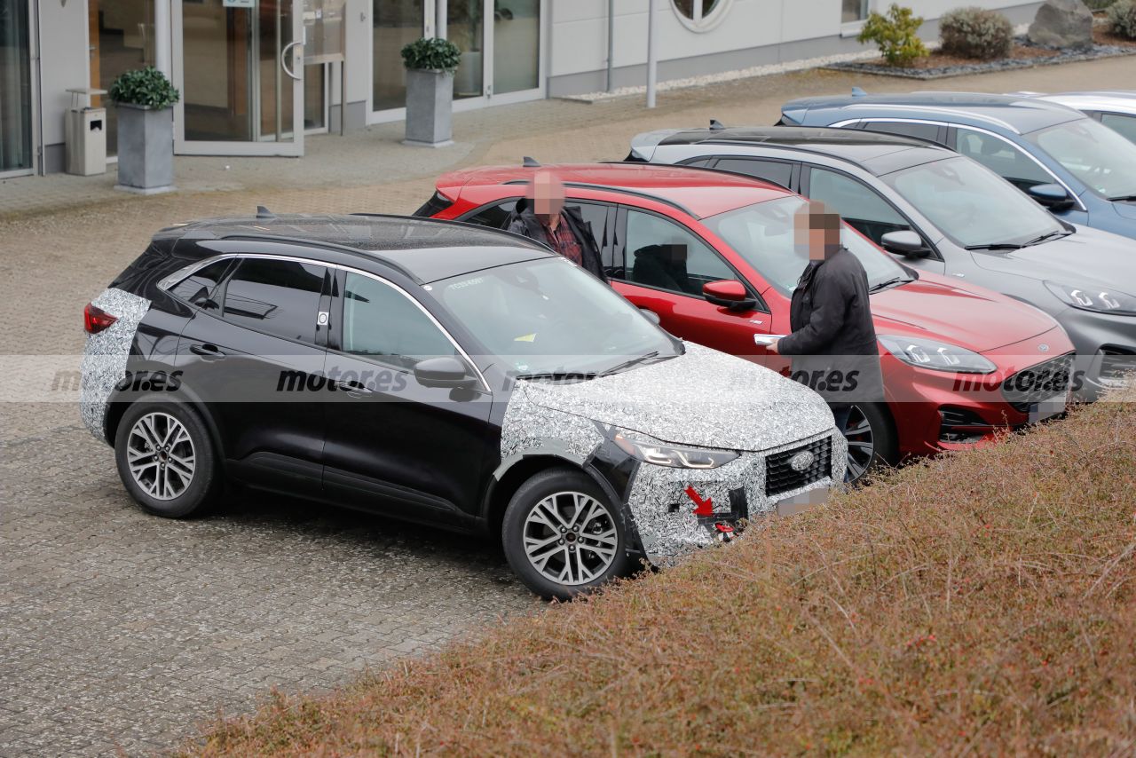 ford-kuga-facelift-2023-fotos-espia-europa-202285672-1647517057_23.jpg