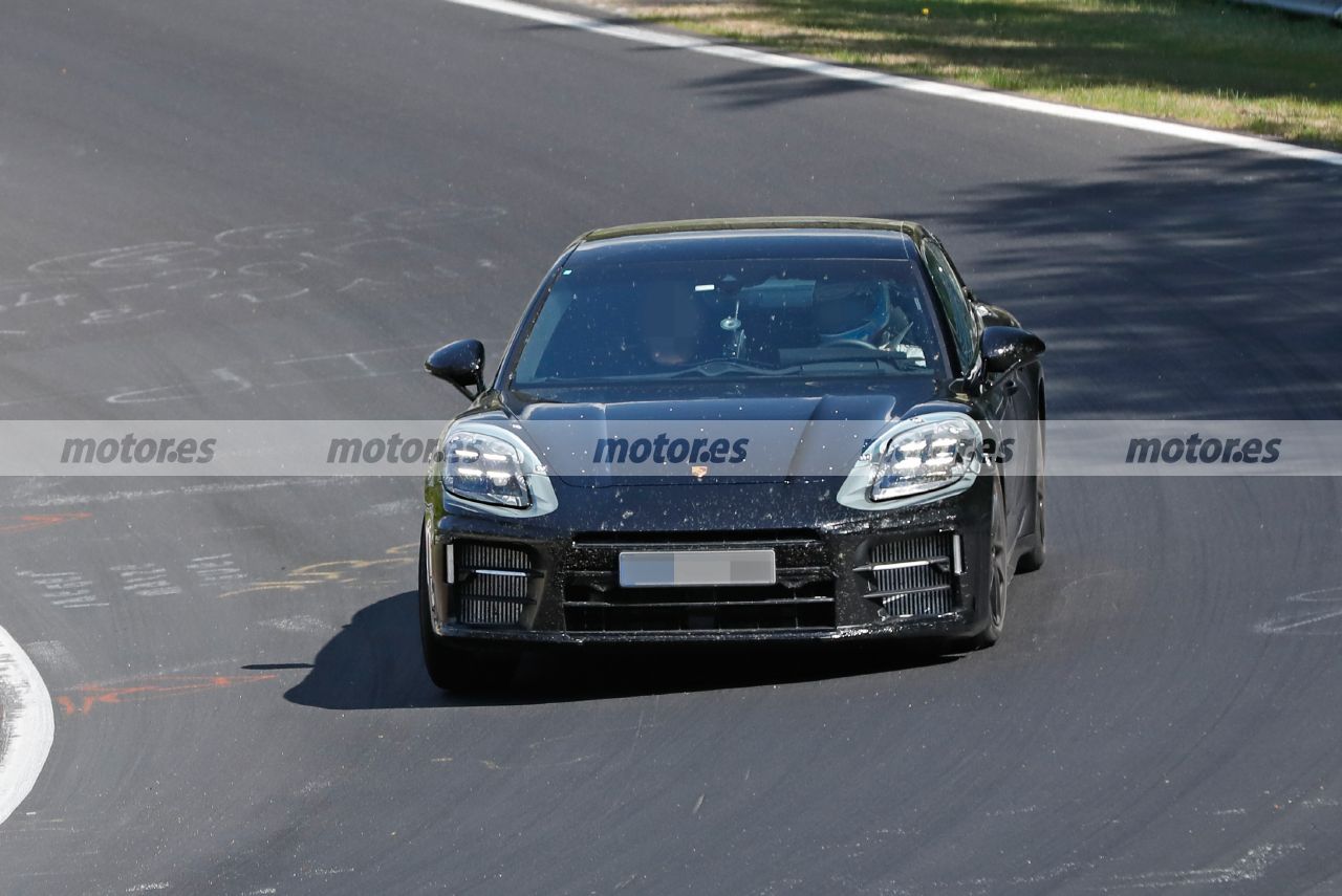 Two prototypes of the Porsche Panamera 2024 debut in spy photos at the Nürburgring Two prototypes of the Porsche Panamera 2024 debut in spy photos at the Nürburgring