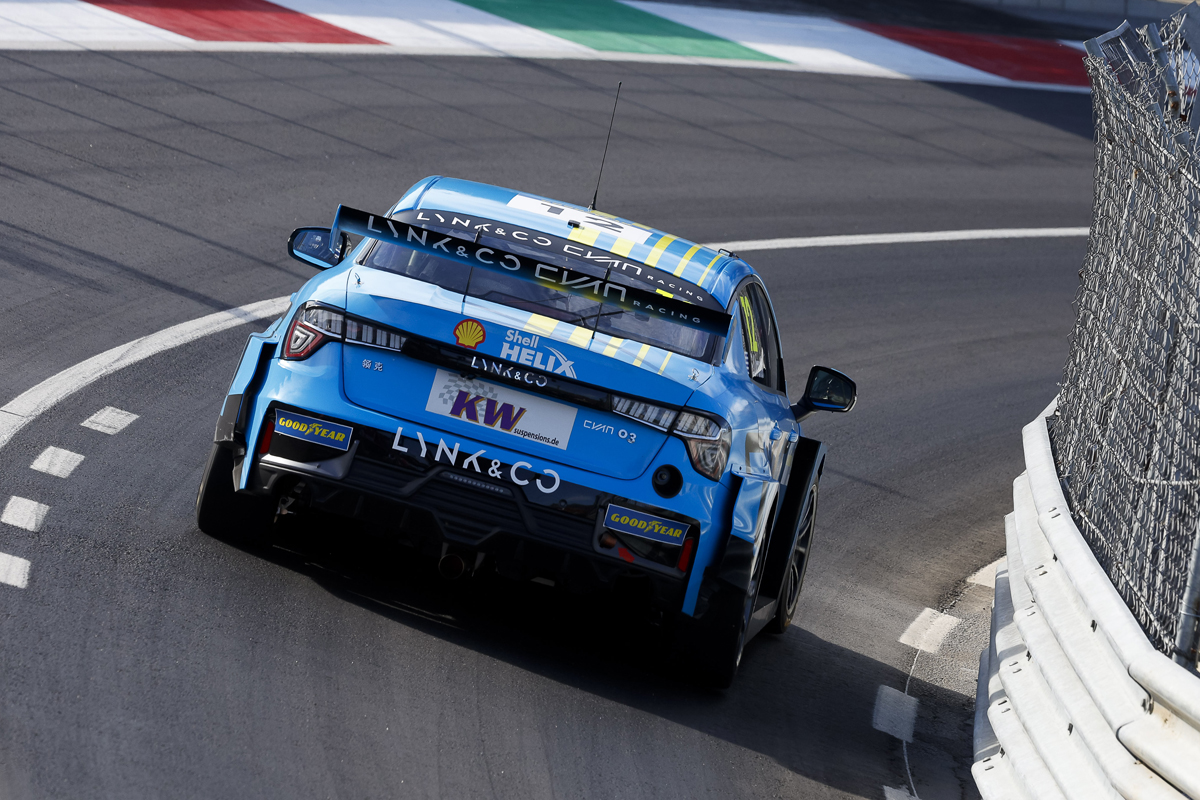 Santiago Urrutia wins the main WTCR race in Vila Real Santiago Urrutia wins the main WTCR race in Vila Real