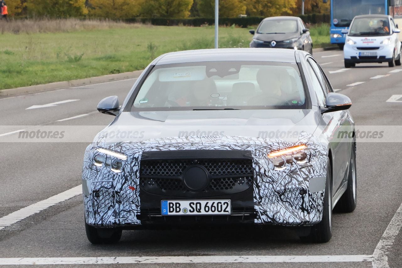 Der Vorserien-Prototyp der neuen Mercedes E-Klasse Limousine 2023 hat seine Tarnung verloren Der Vorserien-Prototyp der neuen Mercedes E-Klasse Limousine 2023 hat seine Tarnung verloren