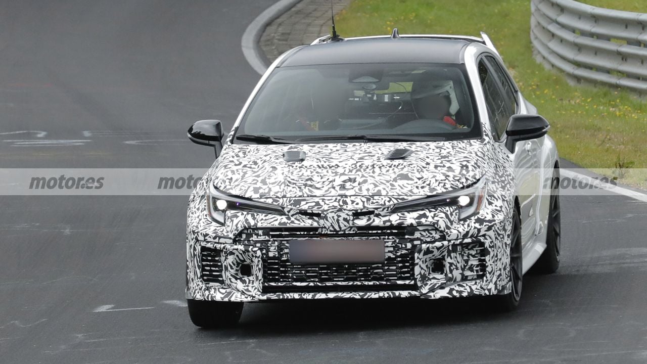 Toyota confirma que el GR Corolla que has visto en Nürburgring llegará, un gran problema para el reinado del CUPRA León