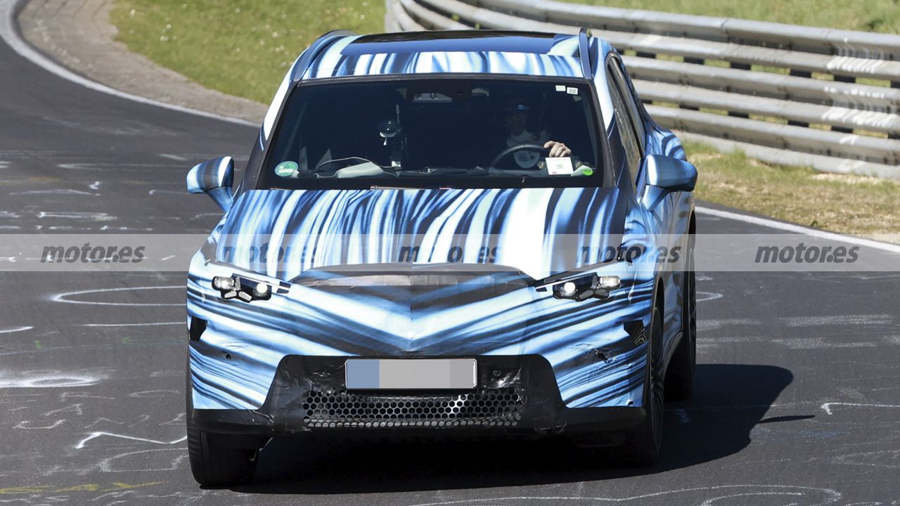 Mercedes pone a prueba al nuevo GLC eléctrico en Nürburgring, lo que insinúan estas fotos espía es bestial