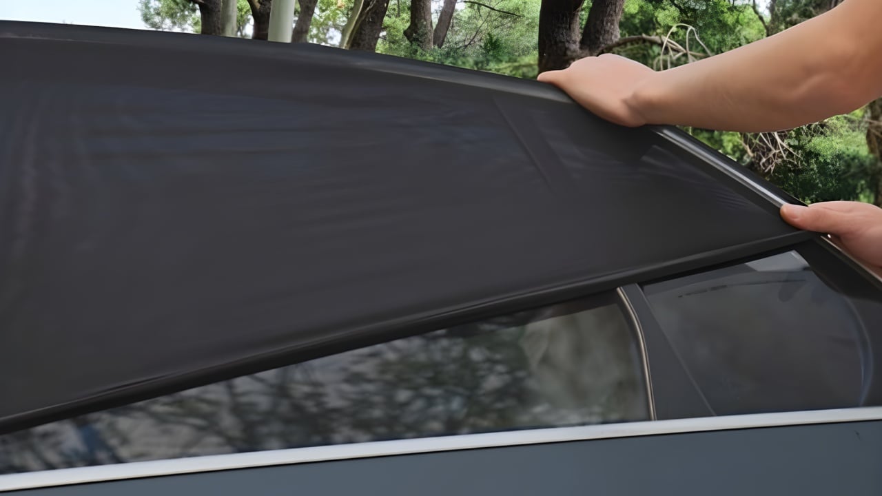 ¿Son legales todas las cortinillas del coche? Esto es lo que dice la DGT (y lo que muchos ignoran)