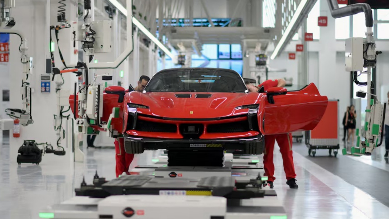 Todavía no tiene uno y ya está retrasando el segundo, Ferrari pisa el freno con los trabajos de su segundo coche eléctrico