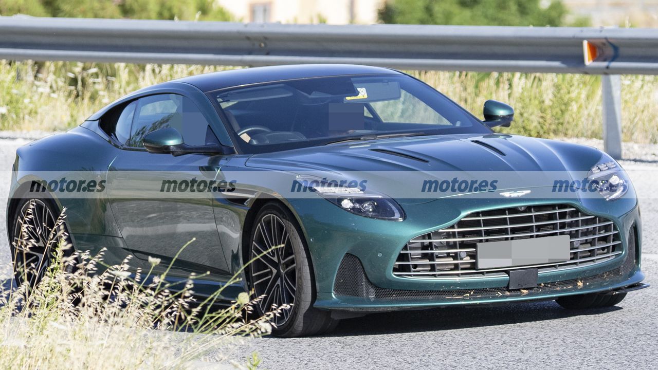 Cazado el próximo DB12 AMR en pruebas, esta mula de Aston Martin deja claro que habrá más de 700 CV