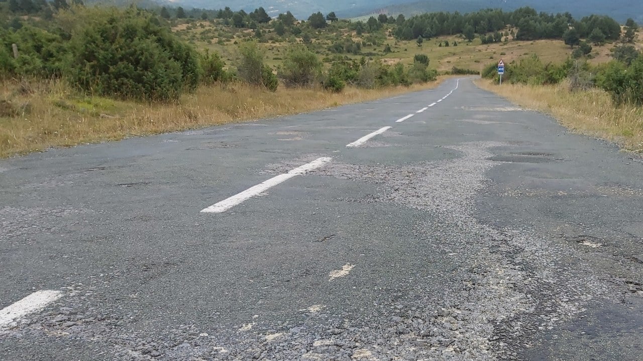Más de la mitad de las carreteras están destrozadas. Pues además de ser más inseguras, nos crean un sobrecoste silencioso