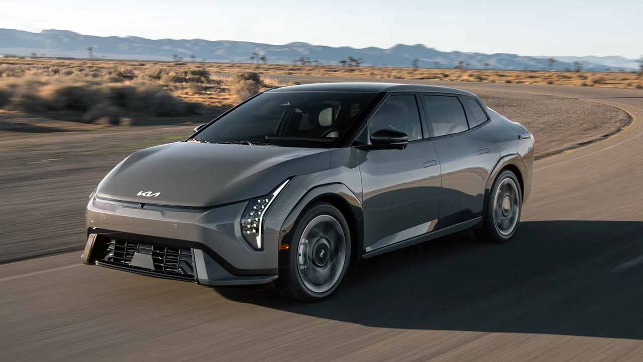 El rompedor KIA EV4 lleva la fórmula del éxito del EV3 a dos formatos, con 4 ó 5 puertas
