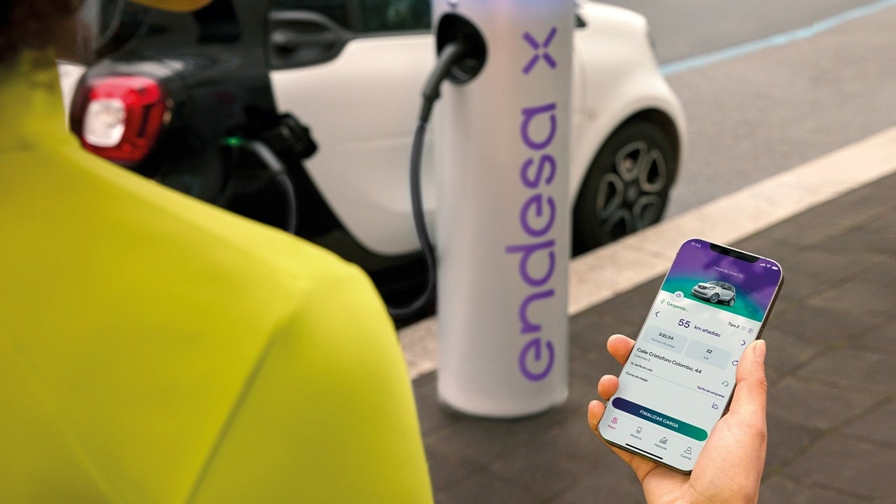 Detectan estafas con códigos QR falsos en puntos de recarga para coches eléctricos